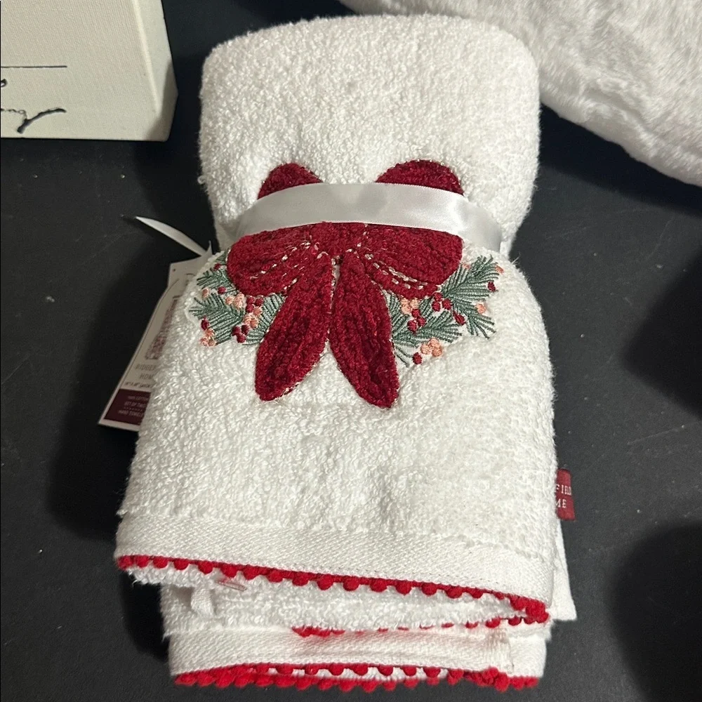 Ridgefield Home set of 2 Christmas bow hand towels